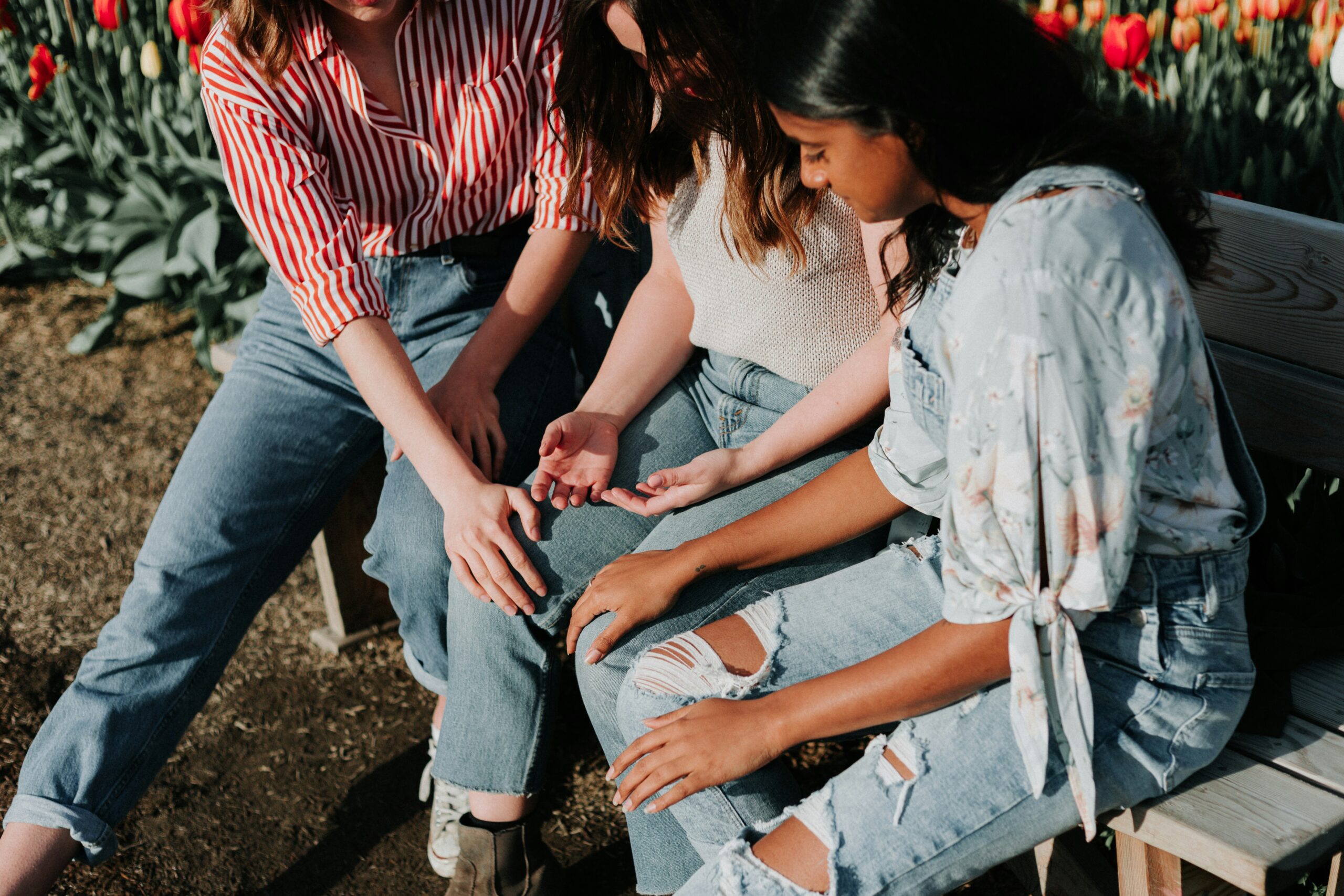 priscilla-du-preez-DAFh1p9huAE-unsplash Women in Jeans praying